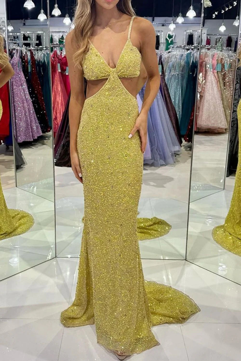 Vestido de fiesta largo de sirena con tirantes finos, lentejuelas y espalda abierta